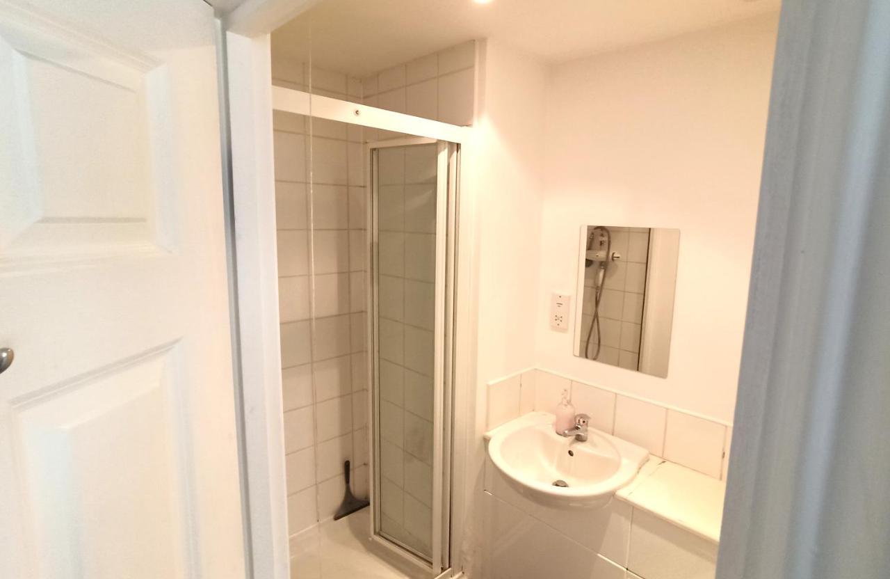 Bright, Chilled Ensuite Db Room In A Shared Flat! London Kültér fotó